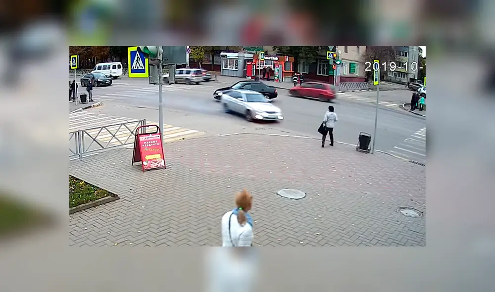 Mujer se salvó milagrosamente de morir arrollada por un imprudente conductor que se despistó e invadió la vereda. Video es viral en Facebook