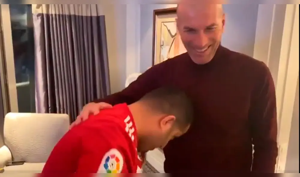 Jeque le aplica a Zidane un cabezazo al estilo de Materazzi en la final del Mundial 2006.