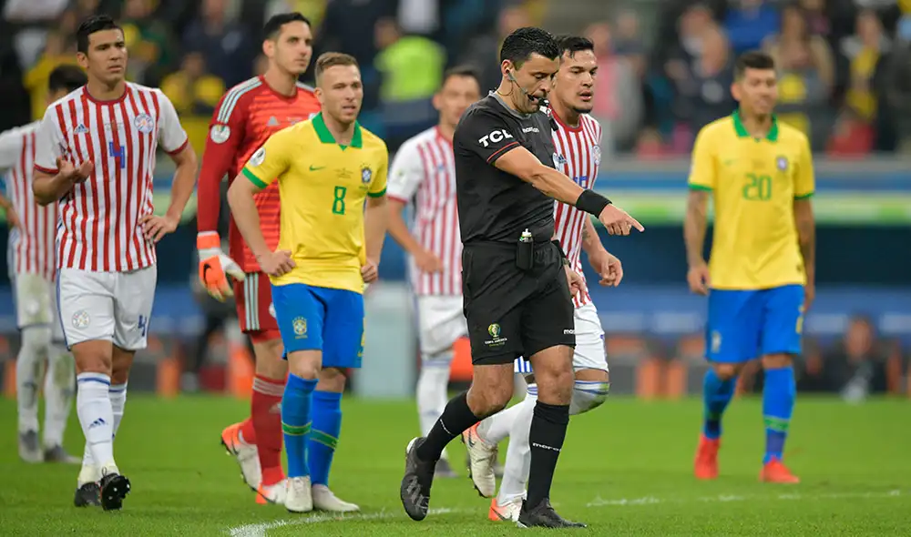 Alejandro Domínguez, presidente de la Conmebol, afirmó estar de acuerdo con la utilización del VAR en las Eliminatorias sudamericanas. | Foto: AFP