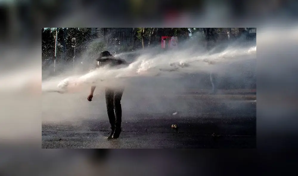 Un manifestante es rociado por un cañón de agua de la policía antidisturbios durante una protesta contra el gobierno del presidente chileno Sebastián Piñera en Santiago el 23 de octubre de 2020. Foto: AFP Un manifestante es rociado por un cañón de agua de la policía antidisturbios durante una protesta contra el gobierno del presidente chileno Sebastián Piñera en Santiago el 23 de octubre de 2020. Foto: AFP