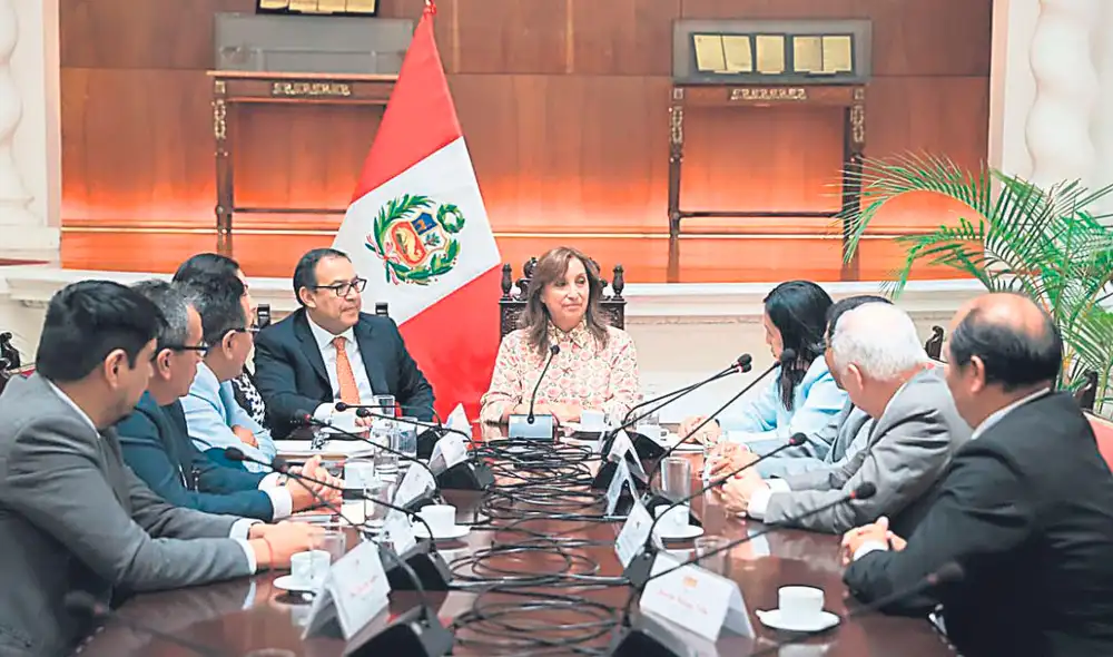 En palacio de gobierno. Presidenta Dina Boluarte y el premier Alberto Otárola se reunieron con legisladores y representantes de la Sunedu y de la Aunap. No estuvo el ministro Becerra. En palacio de gobierno. Presidenta Dina Boluarte y el premier Alberto Otárola se reunieron con legisladores y representantes de la Sunedu y de la Aunap. No estuvo el ministro Becerra.