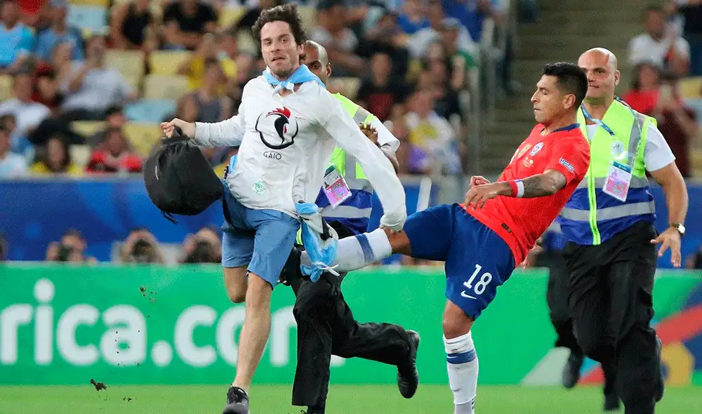 Gonzalo Jara agrede a hincha y podría quedar fuera de la Copa América.