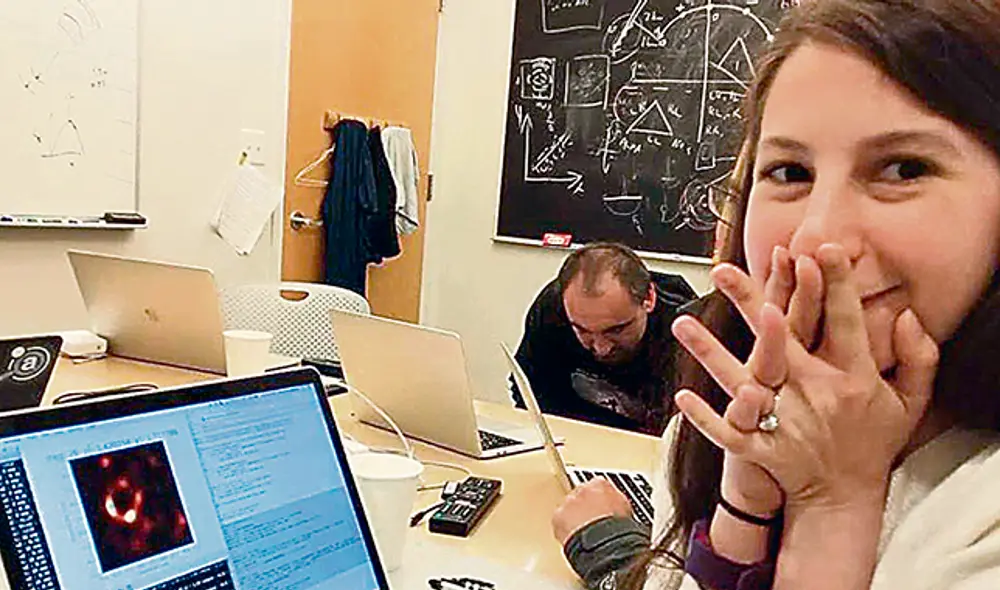 Científica. Katie Bouman muy emocionada tras el hallazgo. Científica. Katie Bouman muy emocionada tras el hallazgo.