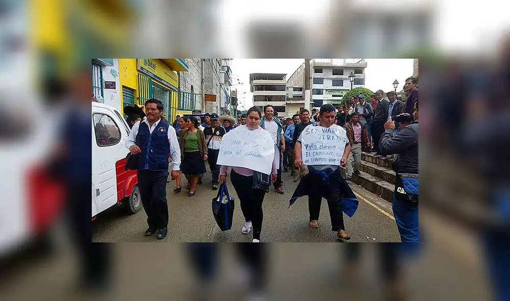 Ronderos pasean descalzo y castigan a estafador en plaza de armas de Chota