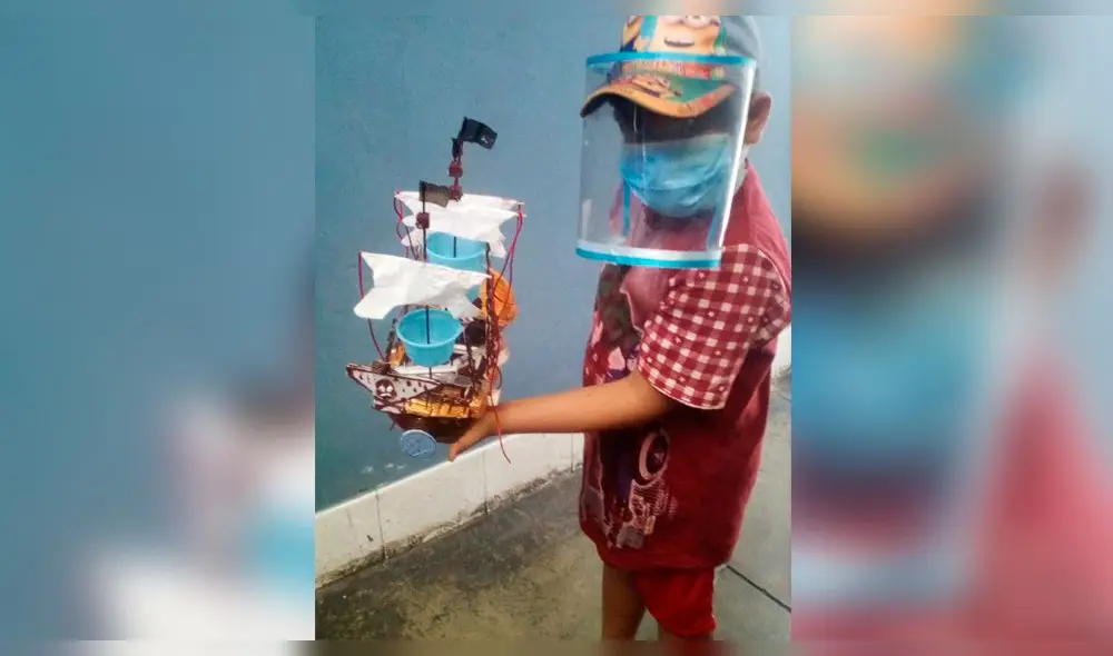 Niño de Talara con sus obras de reciclaje Niño de Talara con sus obras de reciclaje