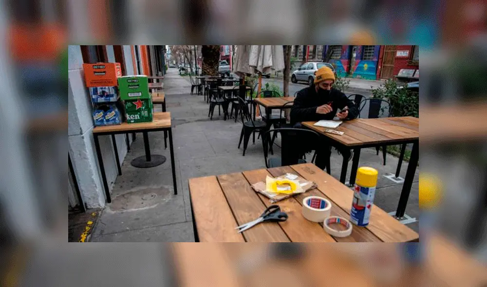 Los bares y restaurantes atienden comensales únicamente en espacios abiertos. Foto: AFP. Los bares y restaurantes atienden comensales únicamente en espacios abiertos. Foto: AFP.