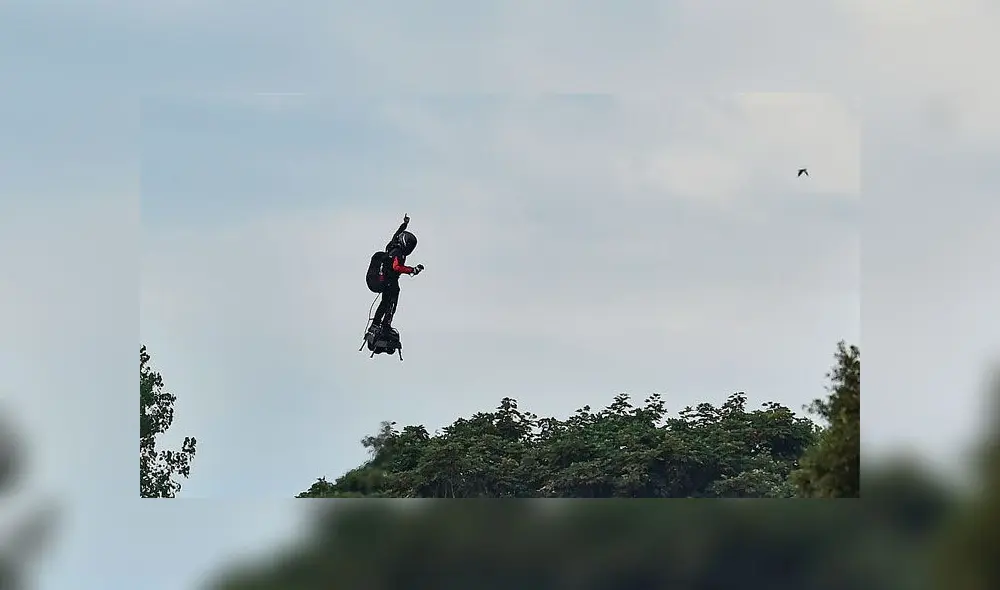 Franky Zapata llega a Inglaterra tras su histórico viaje por el Canal de la Mancha. Foto: AFP. Franky Zapata llega a Inglaterra tras su histórico viaje por el Canal de la Mancha. Foto: AFP.