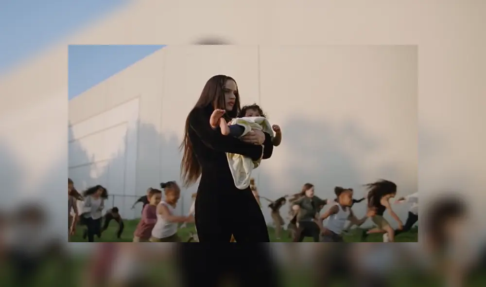 Rosalía en el videoclip de TKN. (Foto: Mujer Hoy)