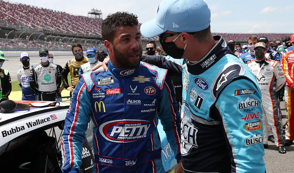 Bubba Wallace rompió en llanto con emotivo gesto de colegas tras sufrir acto de racismo previo a su participación en NASCAR. (FOTO: AFP).