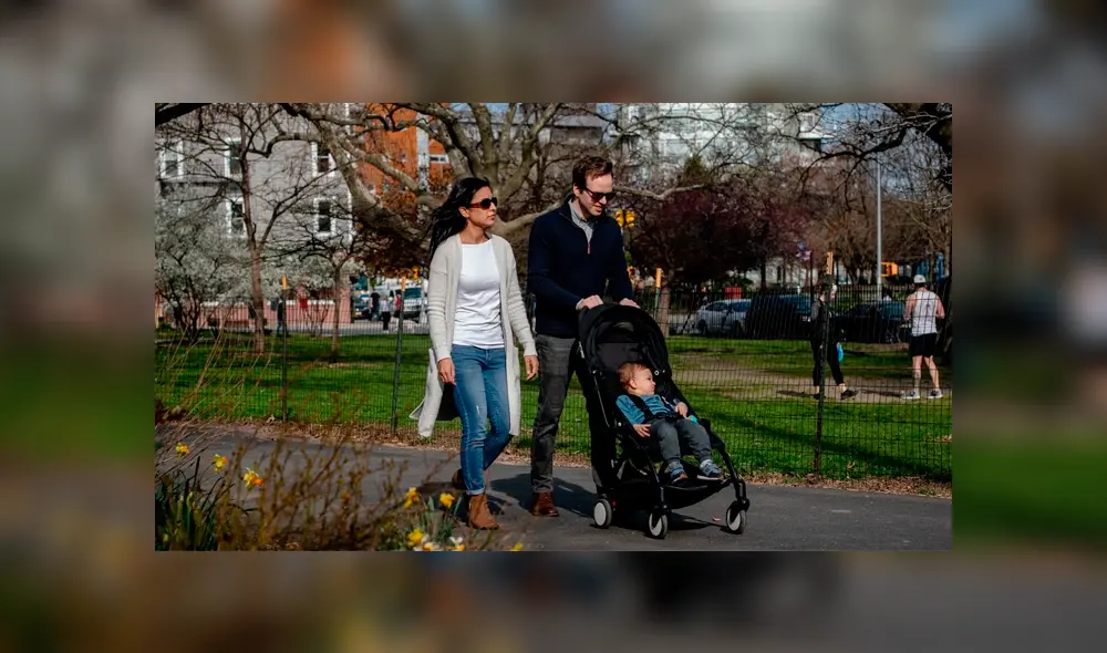 La pareja se turna para trabajar en la lucha contra el coronavirus y cuidar a su pequeño Nolan. La pareja se turna para trabajar en la lucha contra el coronavirus y cuidar a su pequeño Nolan.