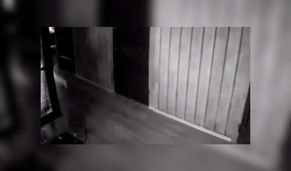 En YouTube se hizo viral la huida de un torpe ladrón al asustarse con su reflejo.
