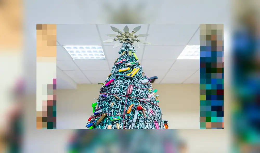 Arman árbol navideño con artículos confiscados a pasajeros en aeropuerto Arman árbol navideño con artículos confiscados a pasajeros en aeropuerto