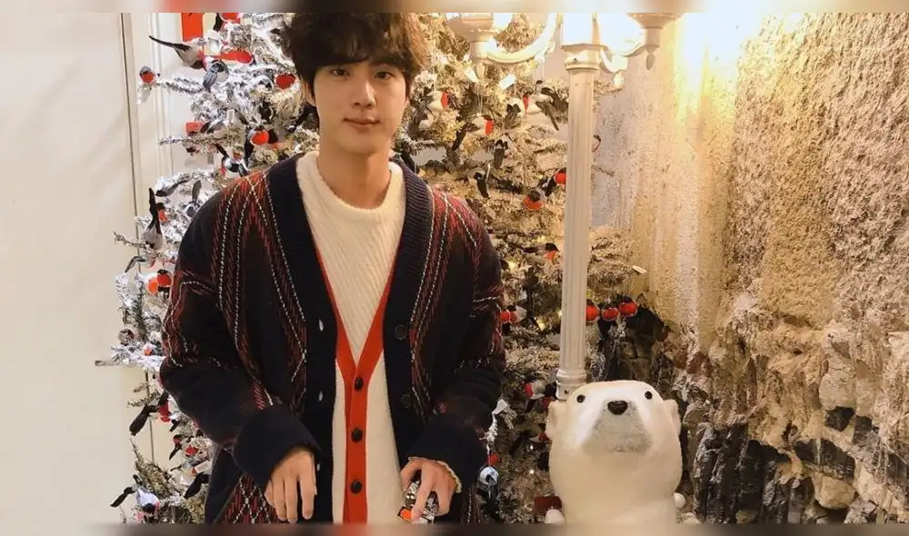 Desliza para ver más fotos de Jin de BTS.