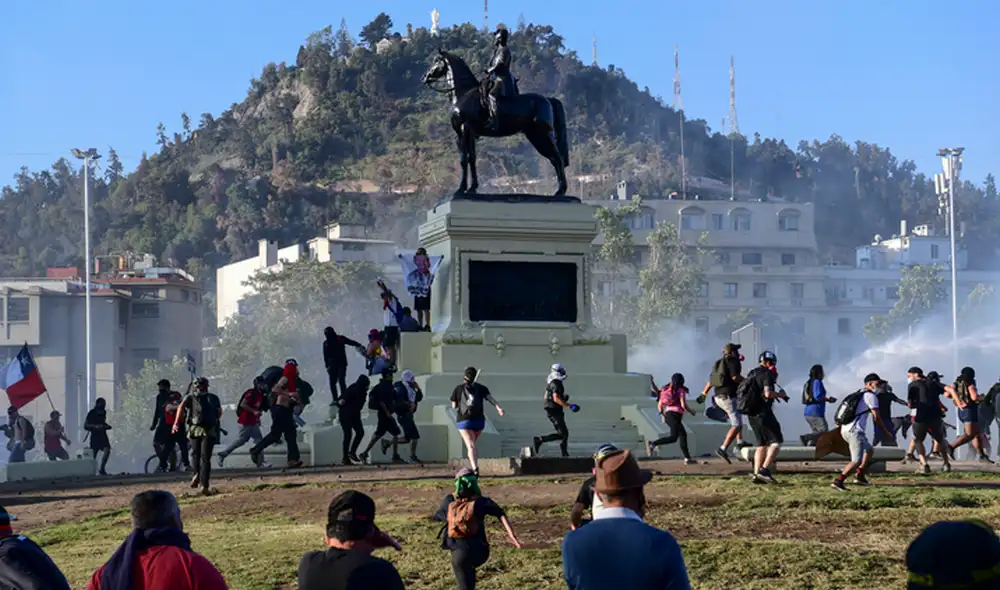 En Plaza Italia se encontraba gran contingente policial, pero debieron replegarse ante la masiva presencia de manifestantes. Foto: AFP