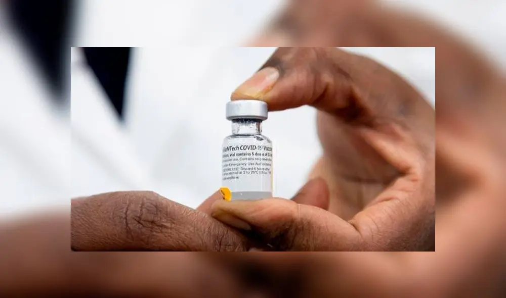 La Dra. Michelle Chester sostiene una dosis de la vacuna COVID-19 en el Centro Médico Judío de Long Island en el distrito de Queens de Nueva York, Estados Unidos. Foto: EFE