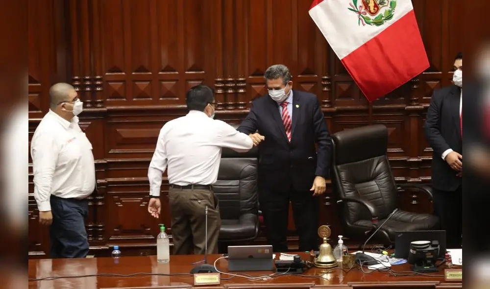 Primer ministro, Vicente Zeballos, y Manuel Merino, presidente del Congreso, saludándose a la distancia y con el codo por la pandemia de coronavirus.
