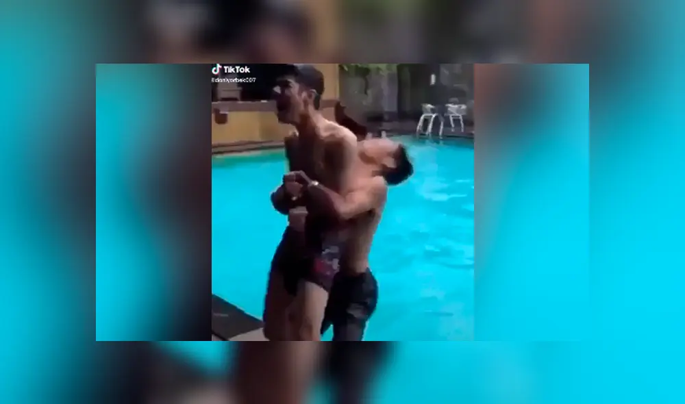 El chico jamás imaginó que viviría un trágico momento, luego de hacerle un 'suplex' a su amigo. Foto: captura El chico jamás imaginó que viviría un trágico momento, luego de hacerle un 'suplex' a su amigo. Foto: captura