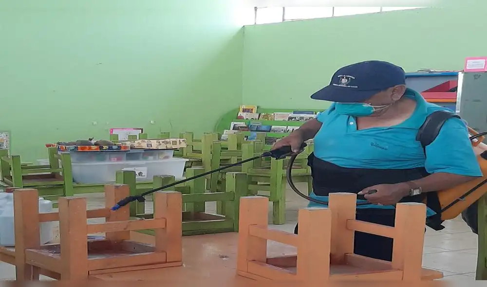 Personal edil fumigó locales escolares contra el dengue en distrito de El Porvenir Personal edil fumigó locales escolares contra el dengue en distrito de El Porvenir