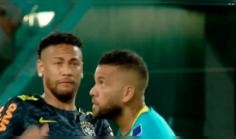 Neymar y Danis Alves fueron interrumpidos por un insecto volador.