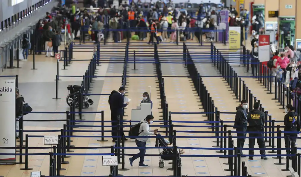 La persona que solicité el trámite deberá presentarse horas antes de su viaje con su tarjeta de embarque. Foto: EFE