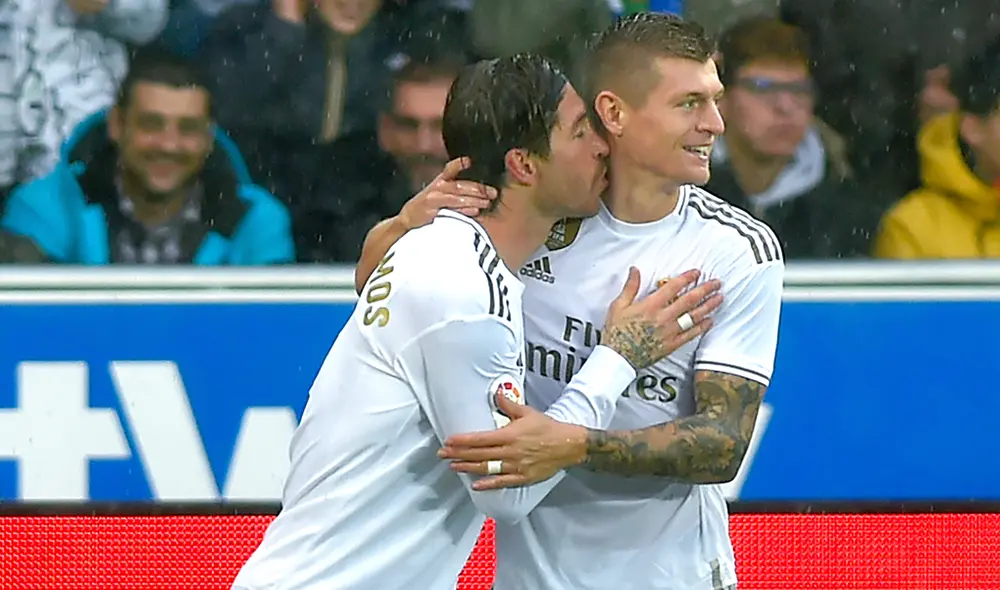 Toni Kroos recibe un beso de Sergio Ramos en un partido del Real Madrid. | Foto: AFP Toni Kroos recibe un beso de Sergio Ramos en un partido del Real Madrid. | Foto: AFP