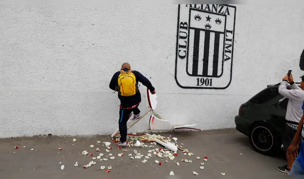 Presunto hincha de Alianza detroza arreglo floral que envió Universitario. Foto: Diario LÍBERO.