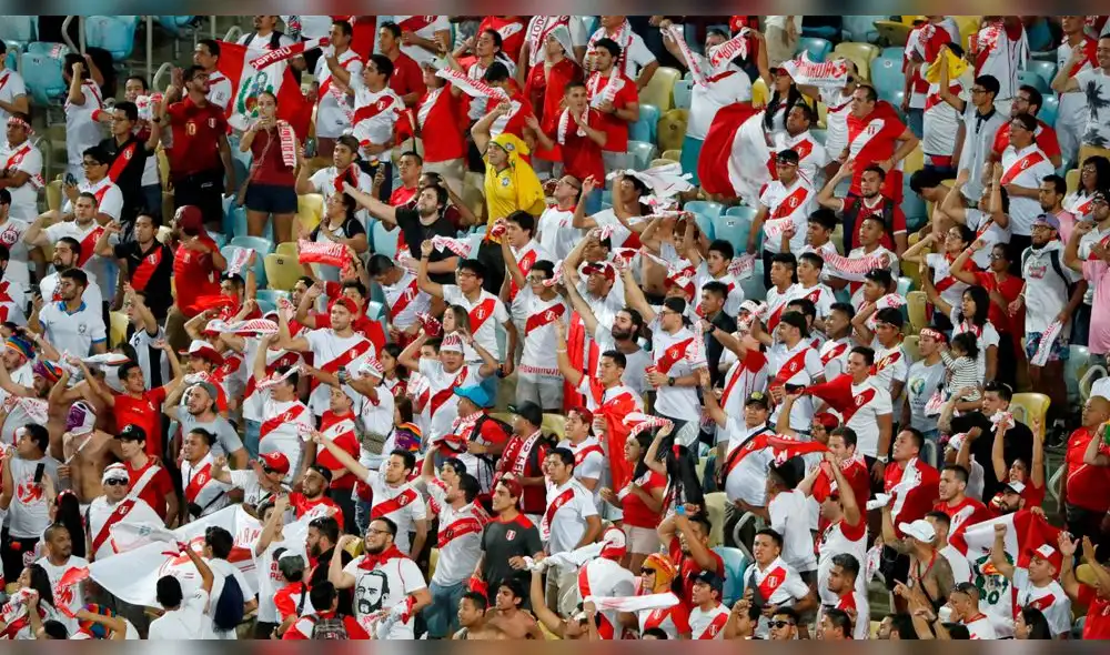 Captan a Alondra García Miró alentando a Paolo Guerrero y a la selección