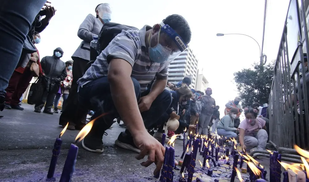 Fieles se reúnen en Las Nazarenas por el día central del Señor de los Milagros, pero no respetaron distanciamiento social. Créditos: John Reyes