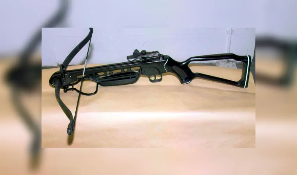 Intenta salvar a su vecino de un ataque de pitbulls y termina asesinándolo con una ballesta [VIDEO] 