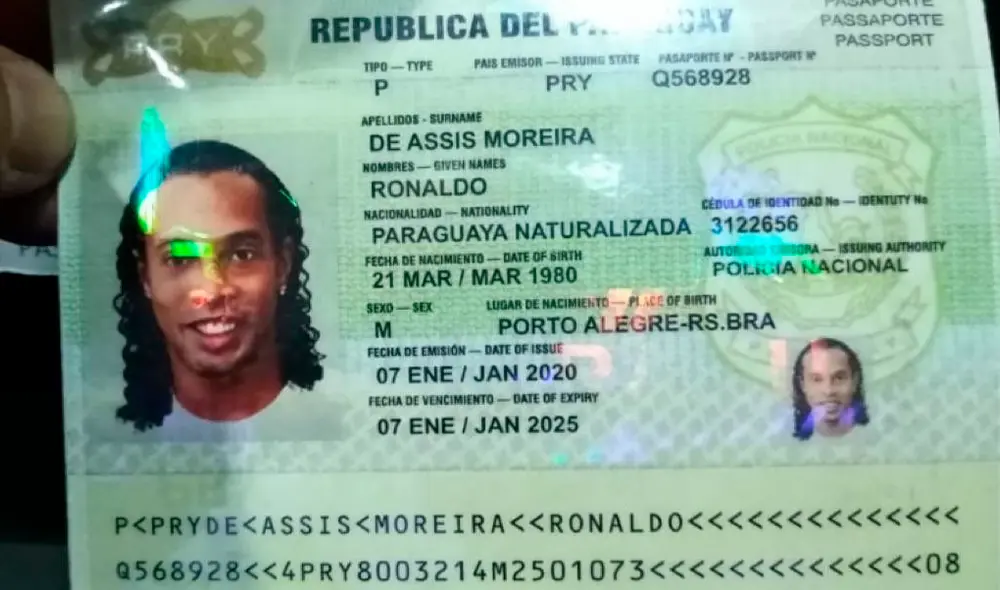Uno de los pasaportes que le entraron a Ronaldinho Gaúcho y por el cual fue detenido en Paraguay.