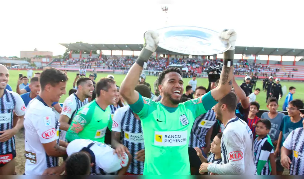 Alianza Lima vs. Sporting Cristal: Pedro Gallese es felicitado por sus compañeros tras el 1-0.