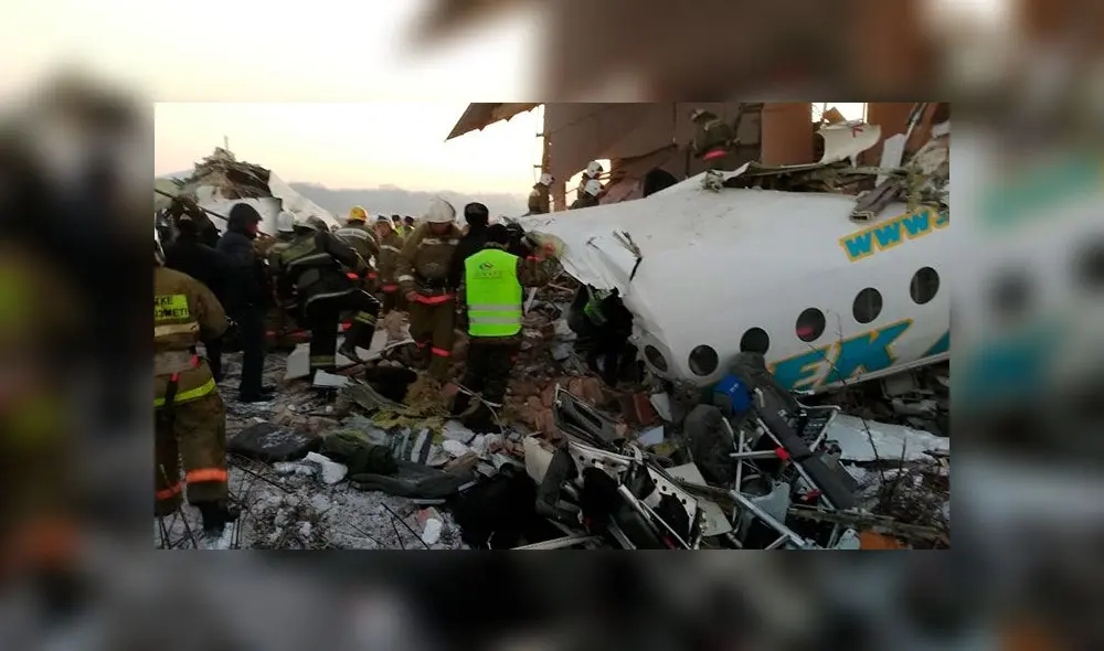 El avión se estrelló este viernes tras despegar del aeropuerto de la ciudad kazaja de Almaty. Foto: kazpravda El avión se estrelló este viernes tras despegar del aeropuerto de la ciudad kazaja de Almaty. Foto: kazpravda