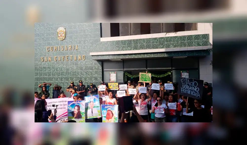 Colectivos de mujeres realizan plantón para exigir justicia por Jessica Tejeda y sus hijos. Foto: Antonio Melgarejo / La República Colectivos de mujeres realizan plantón para exigir justicia por Jessica Tejeda y sus hijos. Foto: Antonio Melgarejo / La República