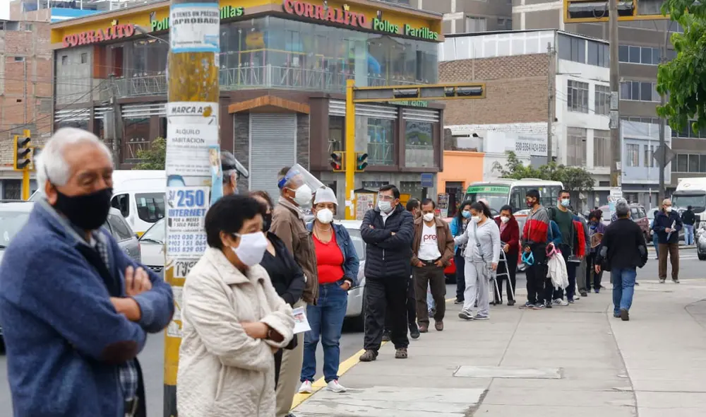 Cientos de personas llegaron desde horas de la mañana para ser parte del primer día de jornada de vacunación. Foto: Félix Contreras / La República