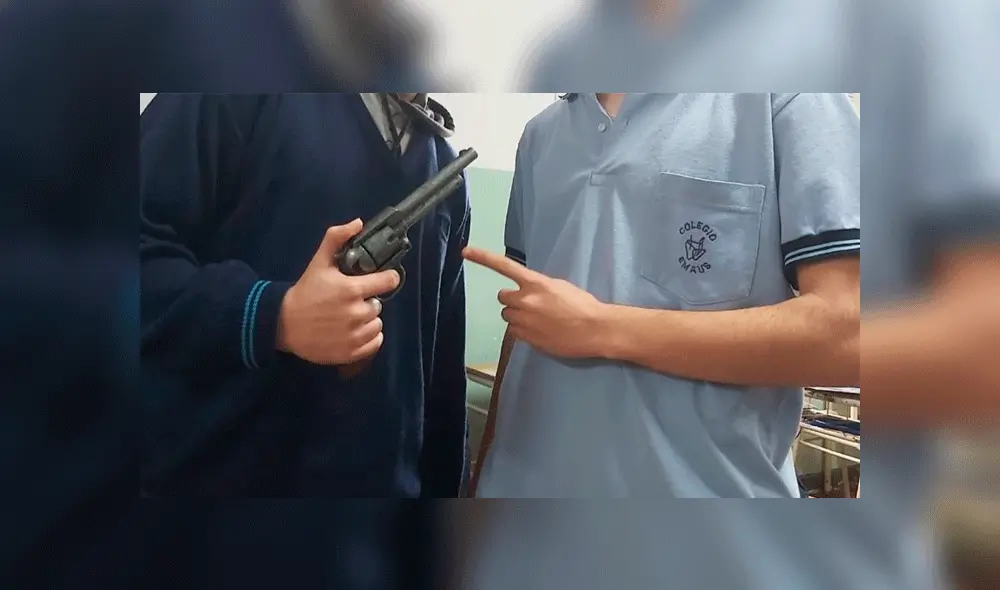 Alumno apunta con una pistola a profesor en plena clase [VIDEO]