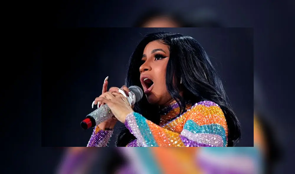 Cardi B pasó vergüenza al romperse su traje durante concierto 