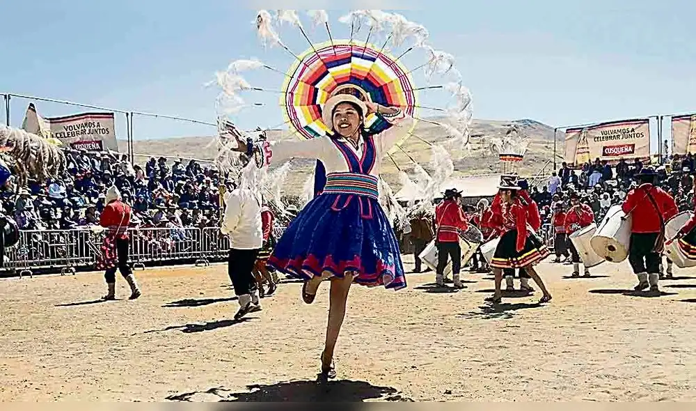 BELLEZA Y COLOR. Bailarina de Sikuris Ciudad del Lago sorprendió al púbico asistente.