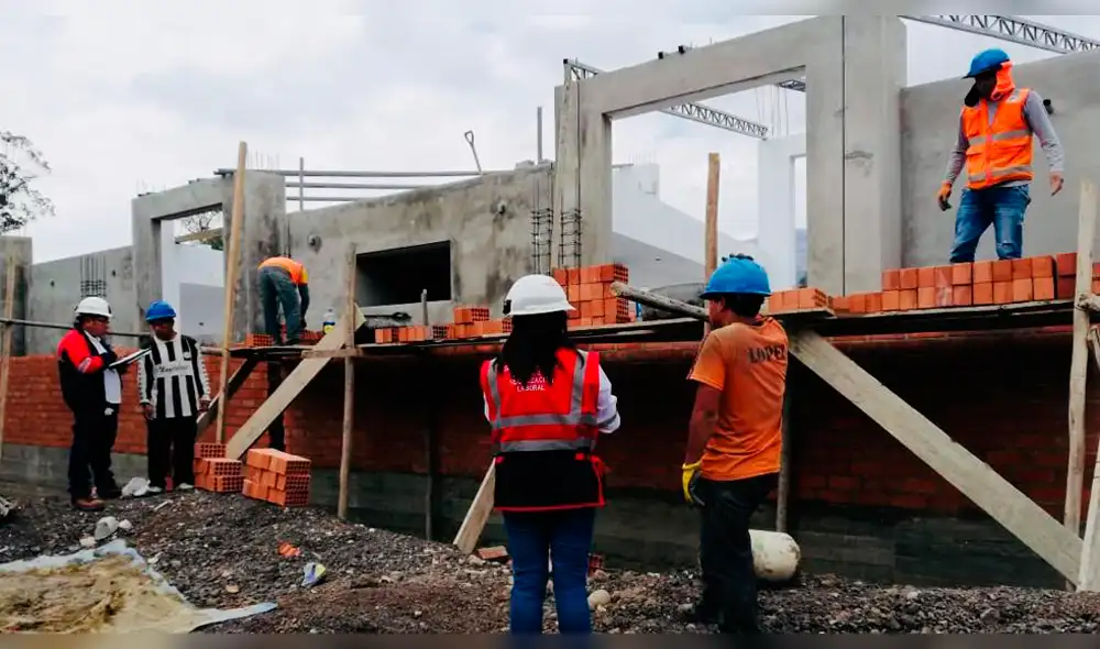 Inspectores llegaron a la obra y realizaron verificación.