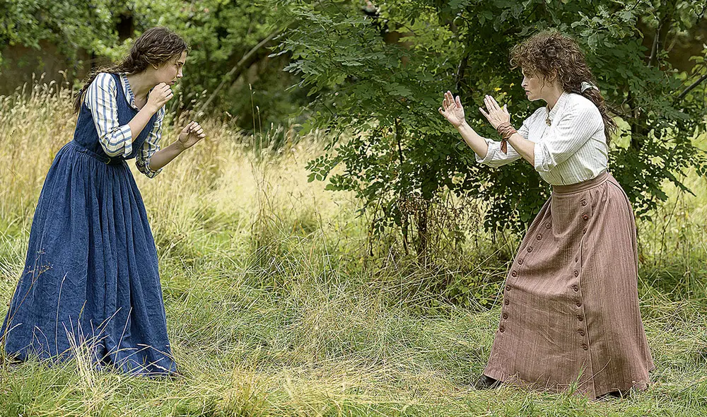 Madre e hija. Millie Bobby Brown y Helena Bonham Carter.