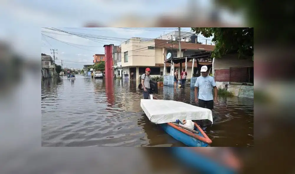 Dos hombre movilizan algunas de sus pertenencias en un bote en medio de una calle inundada por el paso de la tormenta Gamma y el paso del huracán Delta. Foto: EFE Dos hombre movilizan algunas de sus pertenencias en un bote en medio de una calle inundada por el paso de la tormenta Gamma y el paso del huracán Delta. Foto: EFE