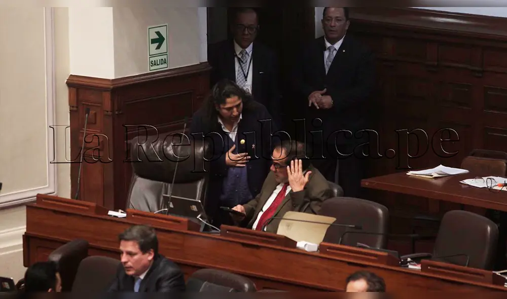 La ministra se disculpa con el congresista. La ministra se disculpa con el congresista.