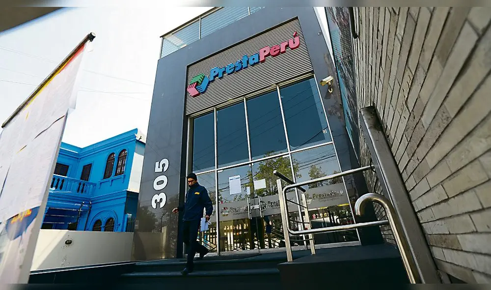 BUSCAN RESPUESTAS. Hasta el local donde funcionaba la cooperativa, en la Av. Goyeneche, siguen llegando perjudicados. BUSCAN RESPUESTAS. Hasta el local donde funcionaba la cooperativa, en la Av. Goyeneche, siguen llegando perjudicados.