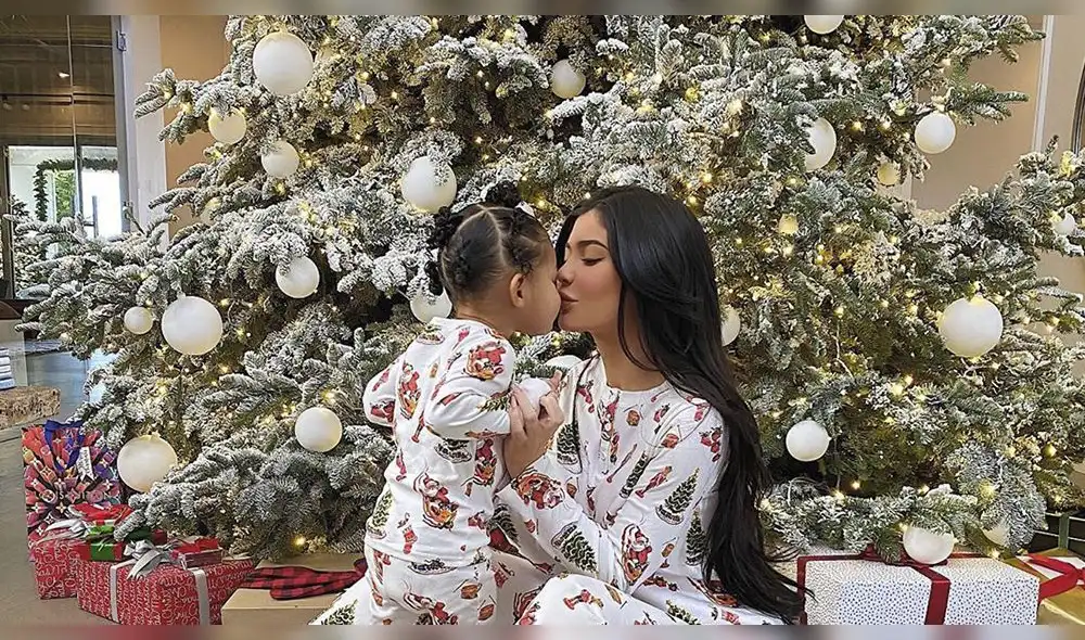 La pequeña de un año recibió lujosos regalos esta Navidad, entre los que se encuentran un anillo de diamantes y un pony. La pequeña de un año recibió lujosos regalos esta Navidad, entre los que se encuentran un anillo de diamantes y un pony.