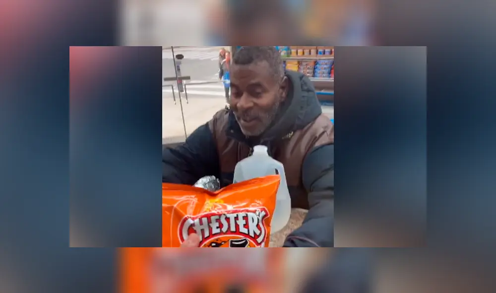 El vagabundo se quedó mirando a un hombre que comía al interior de la tienda y el dueño del local que miró todo decidió ayudarlo. Foto: captura El vagabundo se quedó mirando a un hombre que comía al interior de la tienda y el dueño del local que miró todo decidió ayudarlo. Foto: captura
