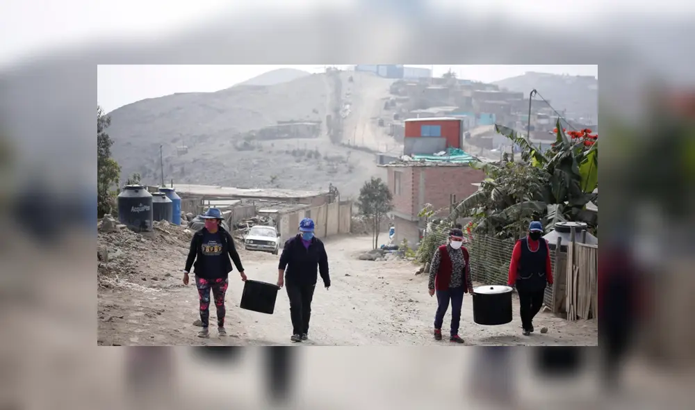 Vecinos se esfuerzan para realizar olla común, pero no cuentan con cocina a gas y la lluvia moja sus fogones. Foto: Antonio Melgarejo / La República