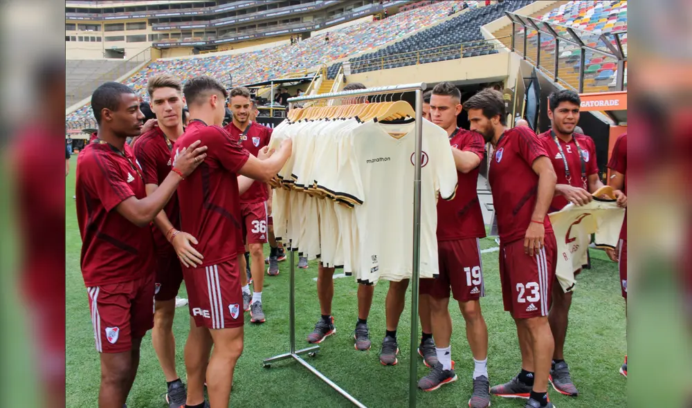 El cuadro crema obsequió una camiseta con el nombre bordado a cada integrante de River Plate. Foto: Twitter Club Universitario de Deportes.
