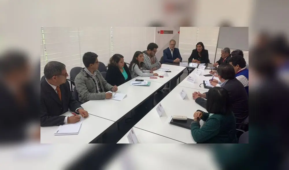 Ministra Flor Pablo sirve como mediadora entre alumnos y autoridades. (Foto: Ministerio de Educación)