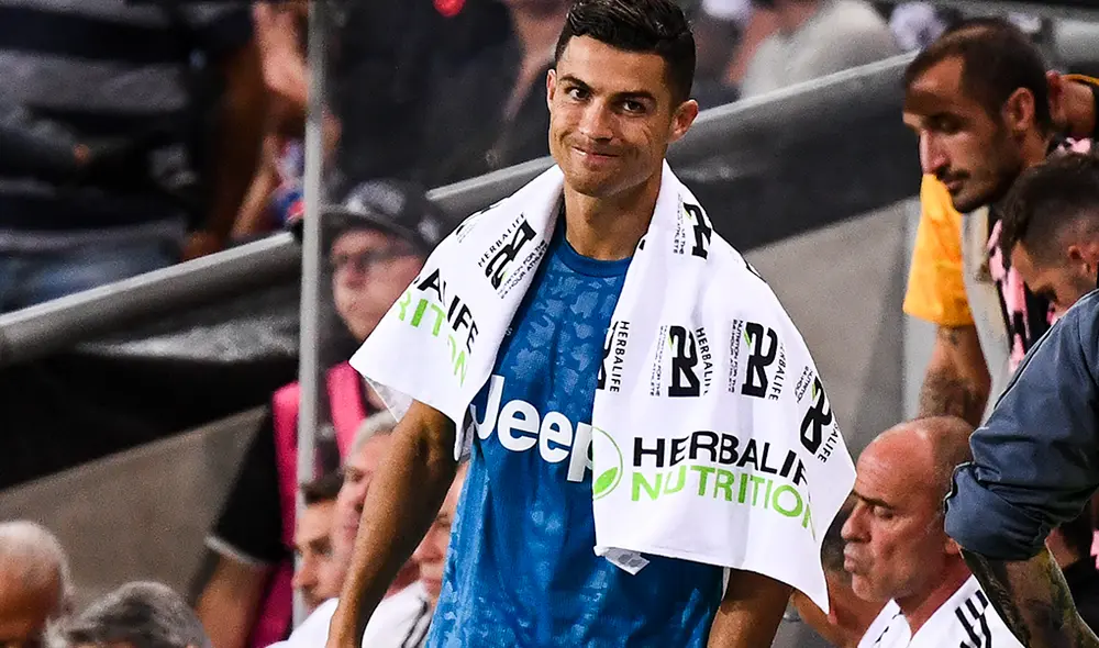 El futbolista de la Juventus de Turín Cristiano Ronaldo se mostró en desacuerdo en cómo ha evolucionado el mercado de pases en el mundo del fútbol. El futbolista de la Juventus de Turín Cristiano Ronaldo se mostró en desacuerdo en cómo ha evolucionado el mercado de pases en el mundo del fútbol.