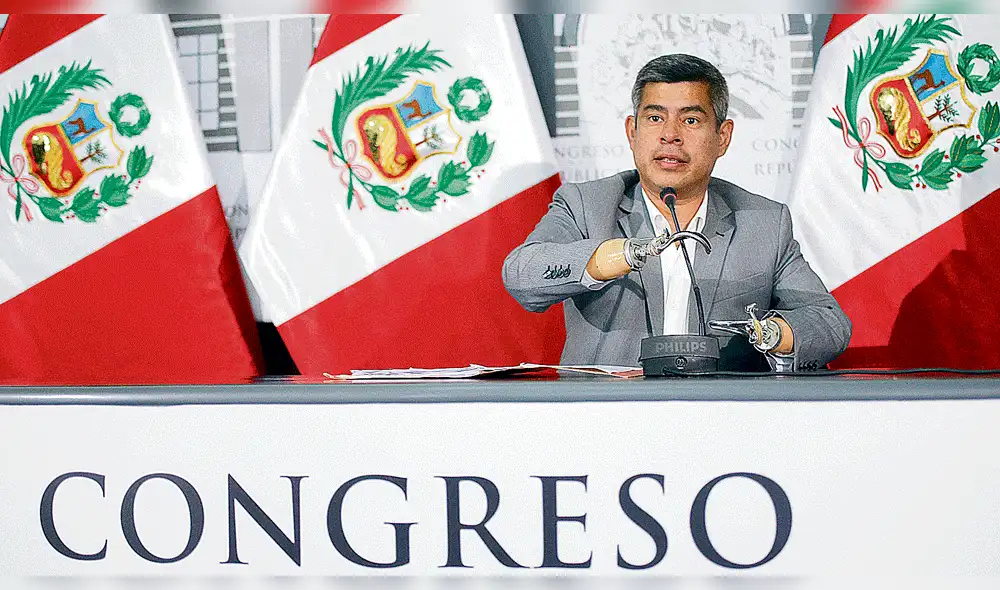 Congresistas exigen a Luis Galarreta anular contratos indefinidos