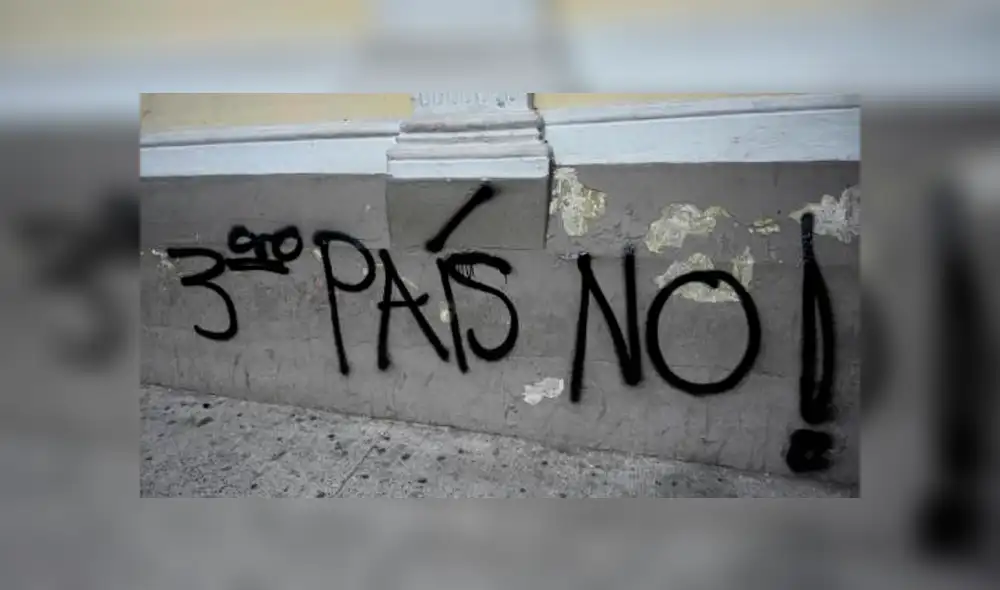 Los manifestantes realizaron pintas contra el acuerdo. Foto: AFP. Los manifestantes realizaron pintas contra el acuerdo. Foto: AFP.